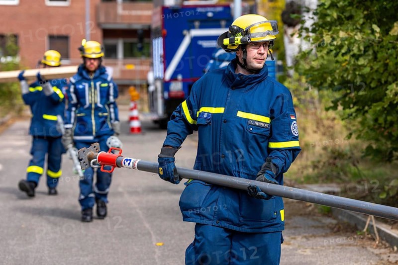 Securing a house wall, against which a car has driven and is in danger of collapsing, large-scale exercise FÜLEX25, of the THW, Technisches Hilfswerk, Landesverband North Rhine-Westphalia, on 4 weekends over 3500 volunteers of the 127 North Rhine-Westphalia local associations, many different scenarios, from the field of disaster control and civil defence