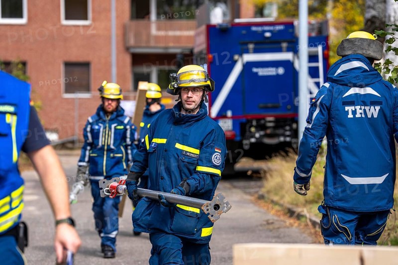 Securing a house wall, against which a car has driven and is in danger of collapsing, large-scale exercise FÜLEX25, of the THW, Technisches Hilfswerk, Landesverband North Rhine-Westphalia, on 4 weekends over 3500 volunteers of the 127 North Rhine-Westphalia local associations, many different scenarios, from the field of disaster control and civil defence