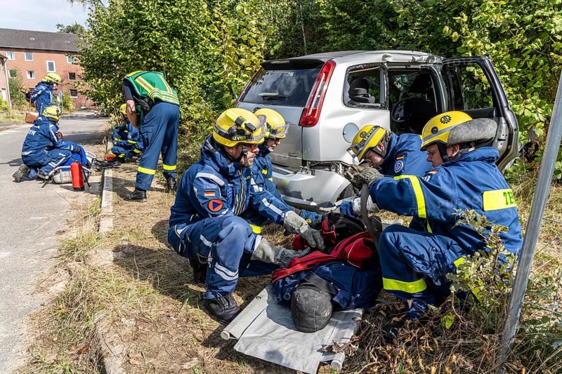 Rescue of people from a car that has crashed into a house, large-scale exercise FÜLEX25, of the THW, Technisches Hilfswerk, Landesverband North Rhine-Westphalia, on 4 weekends over 3500 volunteers of the 127 North Rhine-Westphalia local organisations, many different scenarios, from the field of disaster control and civil defence