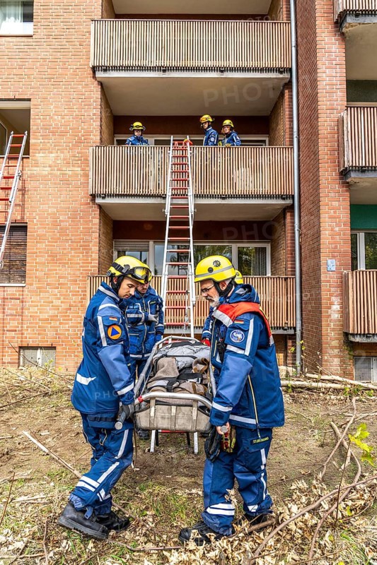 Rescue and recovery of people after a drone attack on residential buildings in a civil defence scenario, in which access is partly possible via wall breakthroughs or upper floors, here with a ladder slide, FÜLEX25, of the THW, Technisches Hilfswerk, Landesverband North Rhine-Westphalia, on 4 weekends over 3500 volunteers from the 127 North Rhine-Westphalia local associations practice many different deployment scenarios from the field of disaster control and civil defence