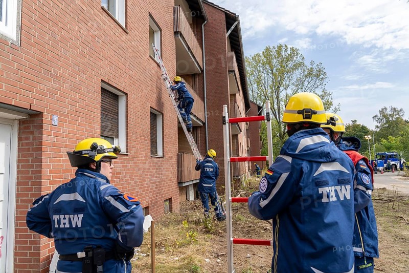 Rescue and recovery of people after a drone attack on residential buildings in a civil defence scenario, in which access is partly possible via wall breakthroughs or upper floors, scaling ladder operation, FÜLEX25, of the THW, Technisches Hilfswerk, Landesverband North Rhine-Westphalia, on 4 weekends over 3500 volunteers from the 127 North Rhine-Westphalia local associations, many different deployment scenarios, from the field of disaster control and civil defence