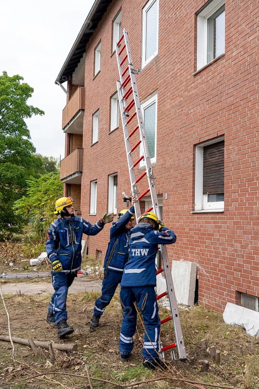 Rescue and recovery of people after a drone attack on residential buildings in a civil defence scenario, in which access is partly possible via wall breakthroughs or upper floors, scaling ladder operation, FÜLEX25, of the THW, Technisches Hilfswerk, Landesverband North Rhine-Westphalia, on 4 weekends over 3500 volunteers from the 127 North Rhine-Westphalia local associations, many different deployment scenarios, from the field of disaster control and civil defence