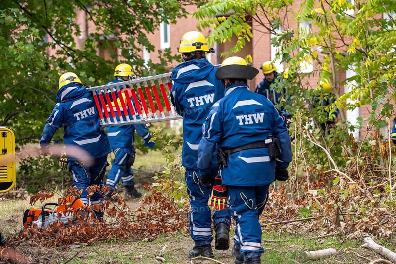 Rescue and recovery of people after a drone attack on residential buildings in a civil defence scenario, in which access is partly possible via wall breakthroughs or upper floors, scaling ladder operation, FÜLEX25, of the THW, Technisches Hilfswerk, Landesverband North Rhine-Westphalia, on 4 weekends over 3500 volunteers from the 127 North Rhine-Westphalia local associations, many different deployment scenarios, from the field of disaster control and civil defence