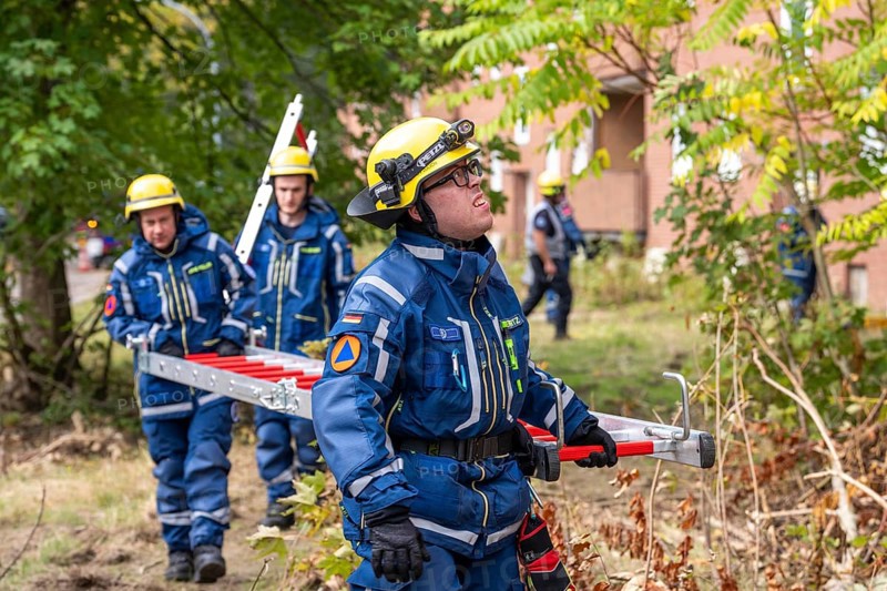 Rescue and recovery of people after a drone attack on residential buildings in a civil defence scenario, in which access is partly possible via wall breakthroughs or upper floors, scaling ladder operation, FÜLEX25, of the THW, Technisches Hilfswerk, Landesverband North Rhine-Westphalia, on 4 weekends over 3500 volunteers from the 127 North Rhine-Westphalia local associations, many different deployment scenarios, from the field of disaster control and civil defence