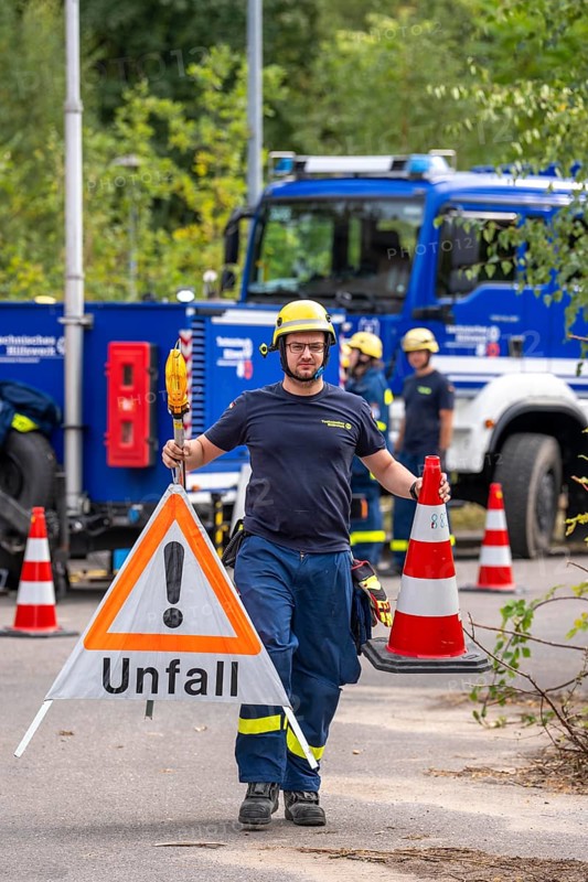 Rescue and recovery of people after a drone attack on residential buildings in a civil defence scenario, in which access is partly possible via wall breakthroughs or upper floors, FÜLEX25, of the THW, Technisches Hilfswerk, Landesverband North Rhine-Westphalia, on 4 weekends over 3500 volunteers from the 127 North Rhine-Westphalia local associations practice many different deployment scenarios from the field of disaster control and civil defence