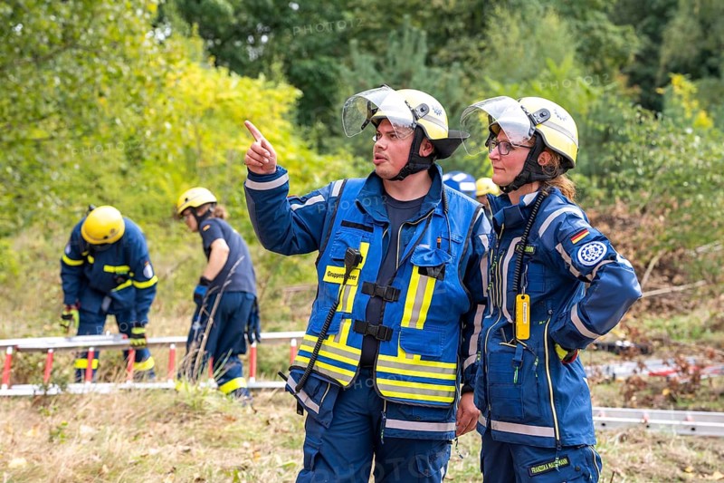 Rescue and recovery of people after a drone attack on residential buildings in a civil defence scenario, in which access is partly possible via wall breakthroughs or upper floors, FÜLEX25, of the THW, Technisches Hilfswerk, Landesverband North Rhine-Westphalia, on 4 weekends over 3500 volunteers from the 127 North Rhine-Westphalia local associations practice many different deployment scenarios from the field of disaster control and civil defence
