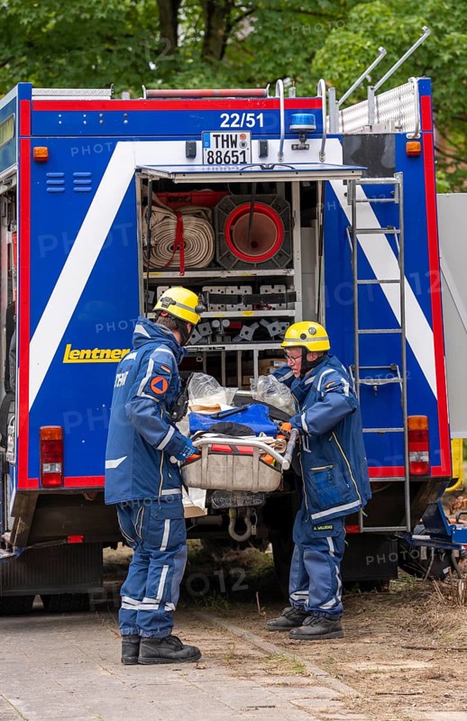 Rescue and recovery of people after a drone attack on residential buildings in a civil defence scenario, in which access is partly possible via wall breakthroughs or upper floors, FÜLEX25, of the THW, Technisches Hilfswerk, Landesverband North Rhine-Westphalia, on 4 weekends over 3500 volunteers from the 127 North Rhine-Westphalia local associations practice many different deployment scenarios from the field of disaster control and civil defence