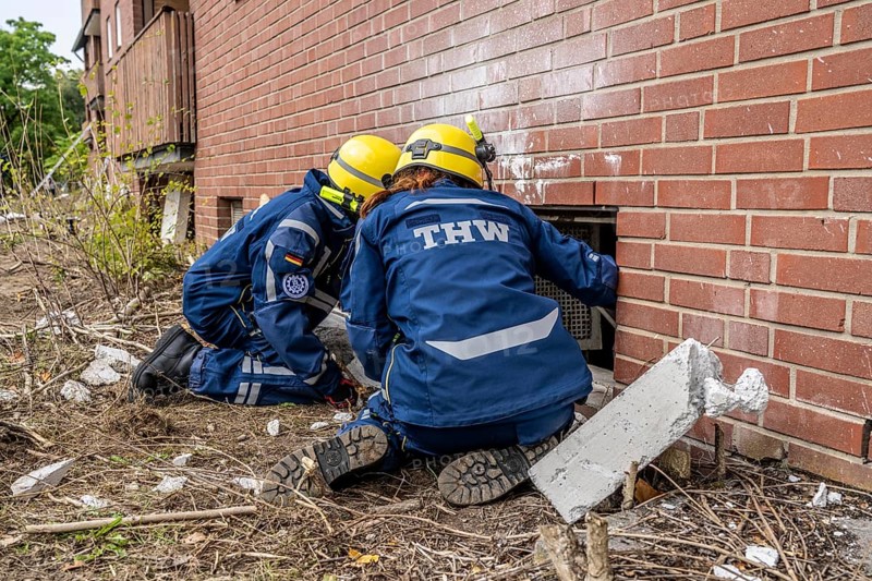 Rescue and recovery of people after a drone attack on a residential building in a civil defence scenario, in which access is partly possible via wall breakthroughs or upper floors, penetration into the building through a basement window, FÜLEX25, of the THW, Technisches Hilfswerk, Landesverband North Rhine-Westphalia, on 4 weekends over 3500 volunteers from the 127 North Rhine-Westphalia local associations, many different deployment scenarios, from the field of disaster control and civil defence