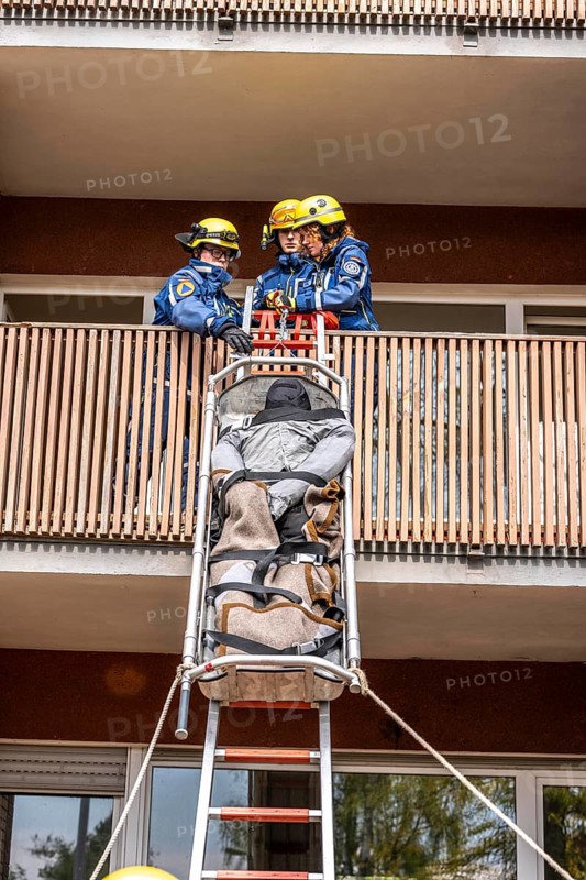 Rescue and recovery of people after a drone attack on residential buildings in a civil defence scenario, in which access is partly possible via wall breakthroughs or upper floors, here with a ladder slide, FÜLEX25, of the THW, Technisches Hilfswerk, Landesverband North Rhine-Westphalia, on 4 weekends over 3500 volunteers from the 127 North Rhine-Westphalia local associations practice many different deployment scenarios from the field of disaster control and civil defence