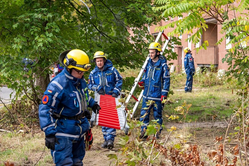 Rescue and recovery of people after a drone attack on residential buildings in a civil defence scenario, in which access is partly possible via wall breakthroughs or upper floors, scaling ladder operation, FÜLEX25, of the THW, Technisches Hilfswerk, Landesverband North Rhine-Westphalia, on 4 weekends over 3500 volunteers from the 127 North Rhine-Westphalia local associations, many different deployment scenarios, from the field of disaster control and civil defence