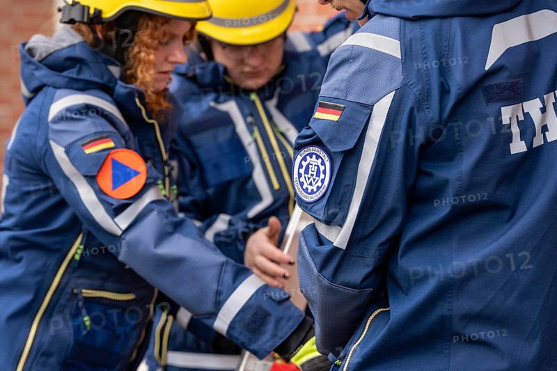 Rescue and recovery of people after a drone attack on residential buildings in a civil defence scenario, in which access is partly possible via wall breakthroughs or upper floors, FÜLEX25, of the THW, Technisches Hilfswerk, Landesverband North Rhine-Westphalia, on 4 weekends over 3500 volunteers from the 127 North Rhine-Westphalia local associations practice many different deployment scenarios from the field of disaster control and civil defence
