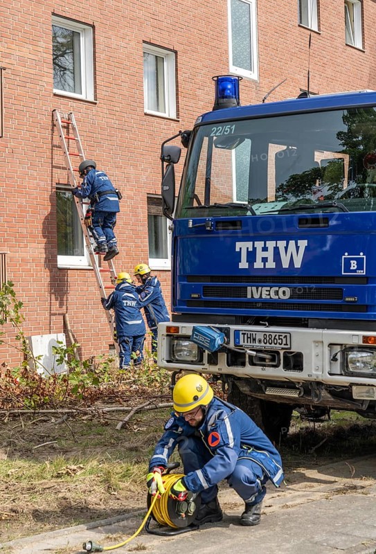 Rescue and recovery of people after a drone attack on residential buildings in a civil defence scenario, in which access is partly possible via wall breakthroughs or upper floors, power supply, FÜLEX25, of the THW, Technisches Hilfswerk, Landesverband North Rhine-Westphalia, on 4 weekends over 3500 volunteers from the 127 North Rhine-Westphalia local associations, many different deployment scenarios, from the field of disaster control and civil defence