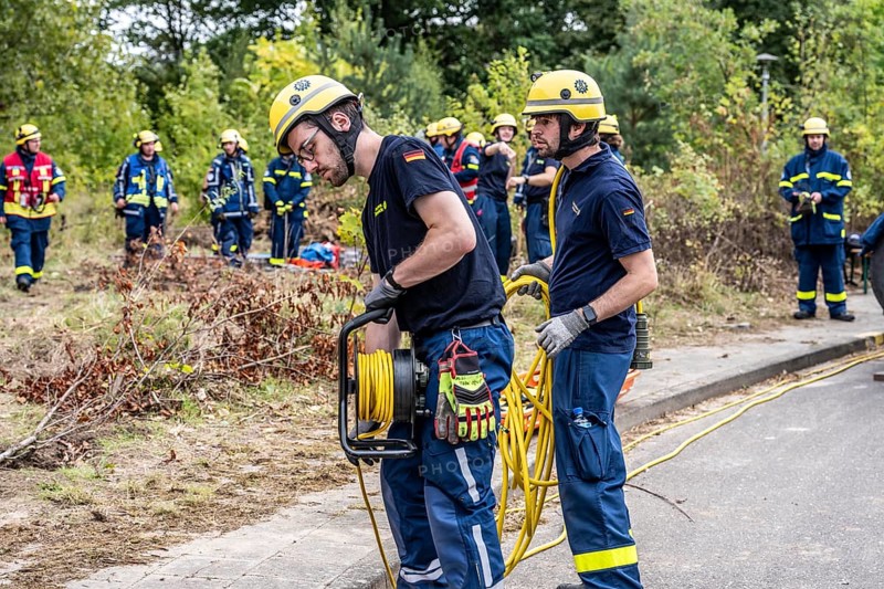 Rescue and recovery of people after a drone attack on residential buildings in a civil defence scenario, in which access is partly possible via wall breakthroughs or upper floors, power supply, FÜLEX25, of the THW, Technisches Hilfswerk, Landesverband North Rhine-Westphalia, on 4 weekends over 3500 volunteers from the 127 North Rhine-Westphalia local associations, many different deployment scenarios, from the field of disaster control and civil defence