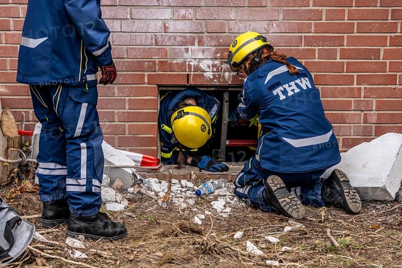 Rescue and recovery of people after a drone attack on a residential building in a civil defence scenario, in which access is partly possible via wall breakthroughs or upper floors, penetration into the building through a basement window, FÜLEX25, of the THW, Technisches Hilfswerk, Landesverband North Rhine-Westphalia, on 4 weekends over 3500 volunteers from the 127 North Rhine-Westphalia local associations, many different deployment scenarios, from the field of disaster control and civil defence