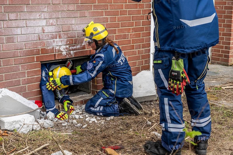 Rescue and recovery of people after a drone attack on a residential building in a civil defence scenario, in which access is partly possible via wall breakthroughs or upper floors, penetration into the building through a basement window, FÜLEX25, of the THW, Technisches Hilfswerk, Landesverband North Rhine-Westphalia, on 4 weekends over 3500 volunteers from the 127 North Rhine-Westphalia local associations, many different deployment scenarios, from the field of disaster control and civil defence