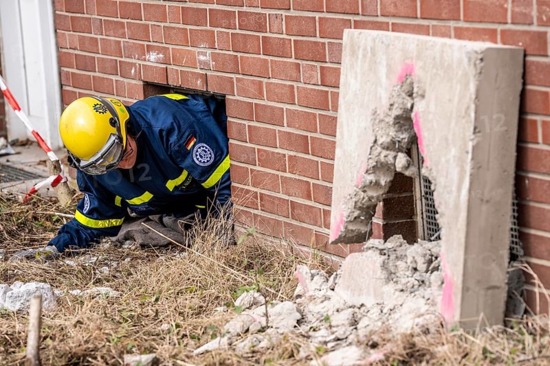 Rescue and recovery of people after a drone attack on residential buildings in a civil defence scenario, in which access is partly possible via wall breakthroughs or upper floors, simulated wall breakthrough with a concrete slab, FÜLEX25, of the THW, Technisches Hilfswerk, Landesverband North Rhine-Westphalia, on 4 weekends over 3500 volunteers from the 127 North Rhine-Westphalia local associations, many different deployment scenarios, from the field of disaster control and civil defence