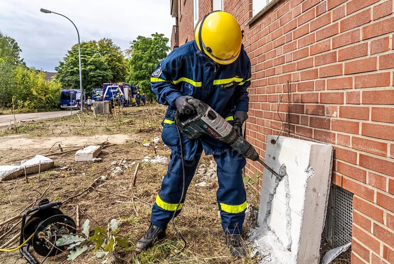 Rescue and recovery of people after a drone attack on residential buildings in a civil defence scenario, in which access is partly possible via wall breakthroughs or upper floors, simulated wall breakthrough with a concrete slab, FÜLEX25, of the THW, Technisches Hilfswerk, Landesverband North Rhine-Westphalia, on 4 weekends over 3500 volunteers from the 127 North Rhine-Westphalia local associations, many different deployment scenarios, from the field of disaster control and civil defence