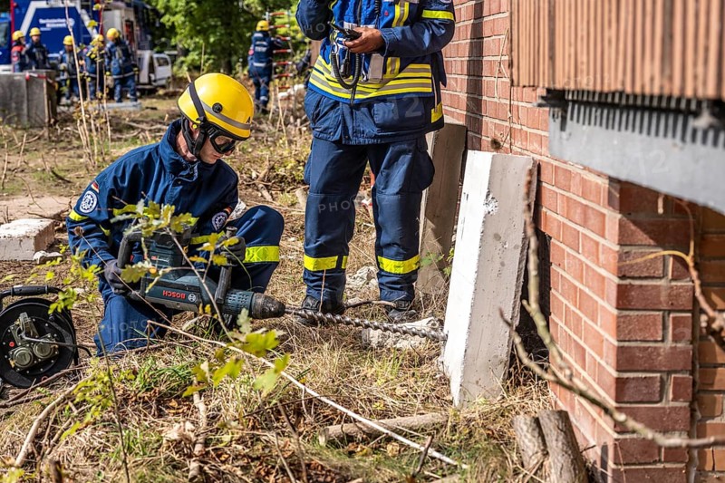 Rescue and recovery of people after a drone attack on residential buildings in a civil defence scenario, in which access is partly possible via wall breakthroughs or upper floors, simulated wall breakthrough with a concrete slab, FÜLEX25, of the THW, Technisches Hilfswerk, Landesverband North Rhine-Westphalia, on 4 weekends over 3500 volunteers from the 127 North Rhine-Westphalia local associations, many different deployment scenarios, from the field of disaster control and civil defence