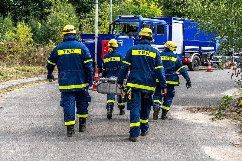 Rescue and recovery of people after a drone attack on residential buildings in a civil defence scenario, in which access is partly possible via wall breakthroughs or upper floors, transport of injured persons, FÜLEX25, of the THW, Technisches Hilfswerk, Landesverband North Rhine-Westphalia, on 4 weekends over 3500 volunteers from the 127 North Rhine-Westphalia local associations, many different deployment scenarios, from the field of disaster control and civil defence
