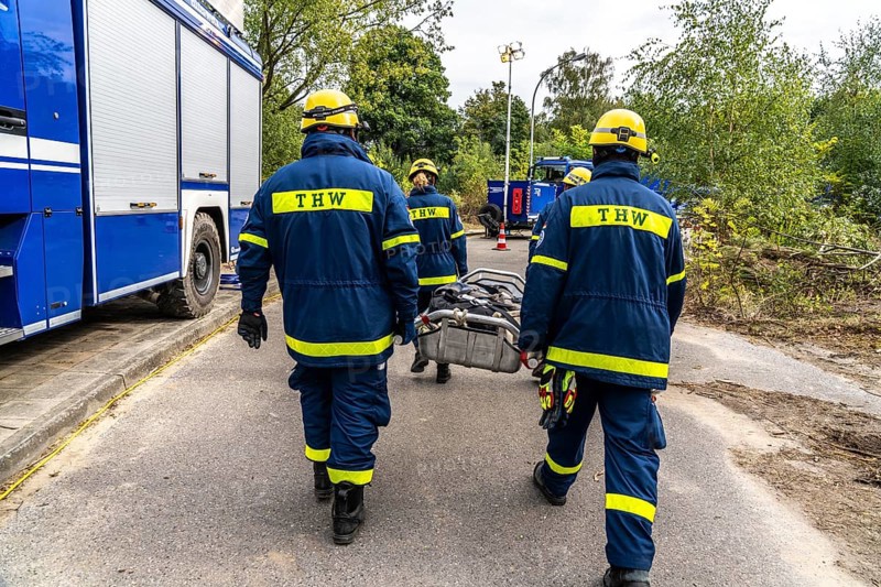 Rescue and recovery of people after a drone attack on residential buildings in a civil defence scenario, in which access is partly possible via wall breakthroughs or upper floors, transport of injured persons, FÜLEX25, of the THW, Technisches Hilfswerk, Landesverband North Rhine-Westphalia, on 4 weekends over 3500 volunteers from the 127 North Rhine-Westphalia local associations, many different deployment scenarios, from the field of disaster control and civil defence