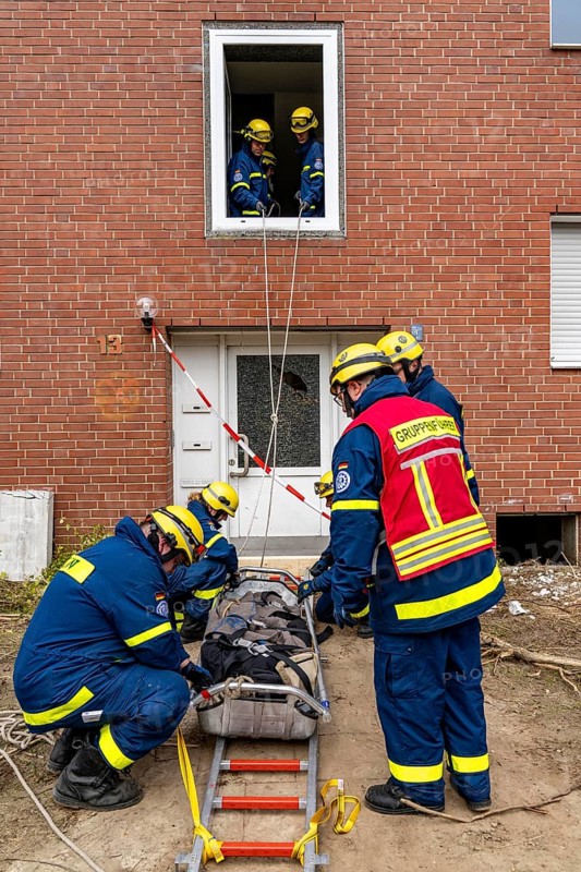Rescue and recovery of people after a drone attack on residential buildings in a civil defence scenario, in which access is partly possible via wall breakthroughs or upper floors, here with a so-called ladder lever, FÜLEX25, of the THW, Technisches Hilfswerk, Landesverband North Rhine-Westphalia, on 4 weekends over 3500 volunteers from the 127 North Rhine-Westphalia local associations practice many different deployment scenarios from the field of disaster control and civil defence