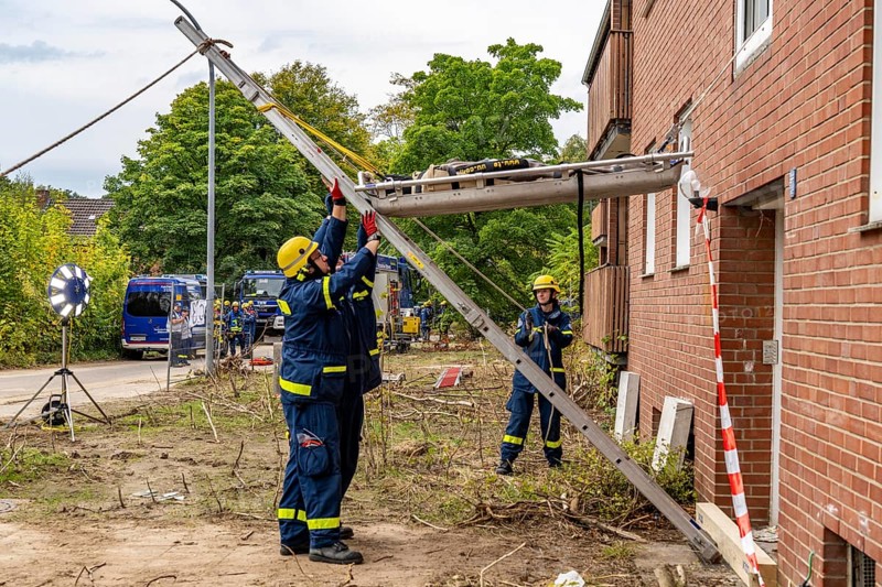 Rescue and recovery of people after a drone attack on residential buildings in a civil defence scenario, in which access is partly possible via wall breakthroughs or upper floors, here with a so-called ladder lever, FÜLEX25, of the THW, Technisches Hilfswerk, Landesverband North Rhine-Westphalia, on 4 weekends over 3500 volunteers from the 127 North Rhine-Westphalia local associations practice many different deployment scenarios from the field of disaster control and civil defence