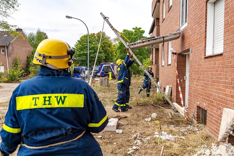 Rescue and recovery of people after a drone attack on residential buildings in a civil defence scenario, in which access is partly possible via wall breakthroughs or upper floors, here with a so-called ladder lever, FÜLEX25, of the THW, Technisches Hilfswerk, Landesverband North Rhine-Westphalia, on 4 weekends over 3500 volunteers from the 127 North Rhine-Westphalia local associations practice many different deployment scenarios from the field of disaster control and civil defence