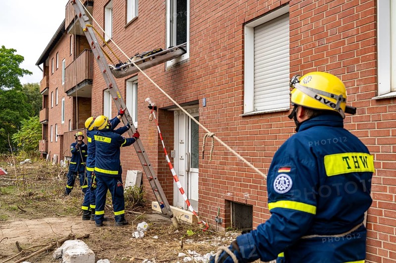 Rescue and recovery of people after a drone attack on residential buildings in a civil defence scenario, in which access is partly possible via wall breakthroughs or upper floors, here with a so-called ladder lever, FÜLEX25, of the THW, Technisches Hilfswerk, Landesverband North Rhine-Westphalia, on 4 weekends over 3500 volunteers from the 127 North Rhine-Westphalia local associations practice many different deployment scenarios from the field of disaster control and civil defence