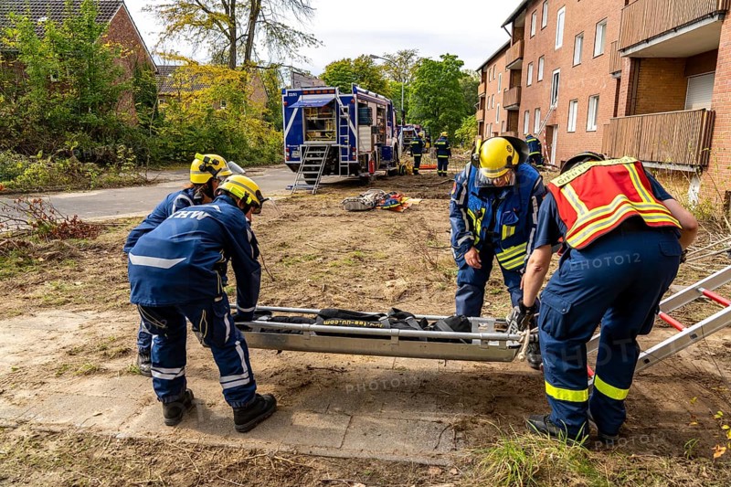 Rescue and recovery of people after a drone attack on residential buildings in a civil defence scenario, in which access is partly possible via wall breakthroughs or upper floors, here with a ladder slide, FÜLEX25, of the THW, Technisches Hilfswerk, Landesverband North Rhine-Westphalia, on 4 weekends over 3500 volunteers from the 127 North Rhine-Westphalia local associations practice many different deployment scenarios from the field of disaster control and civil defence