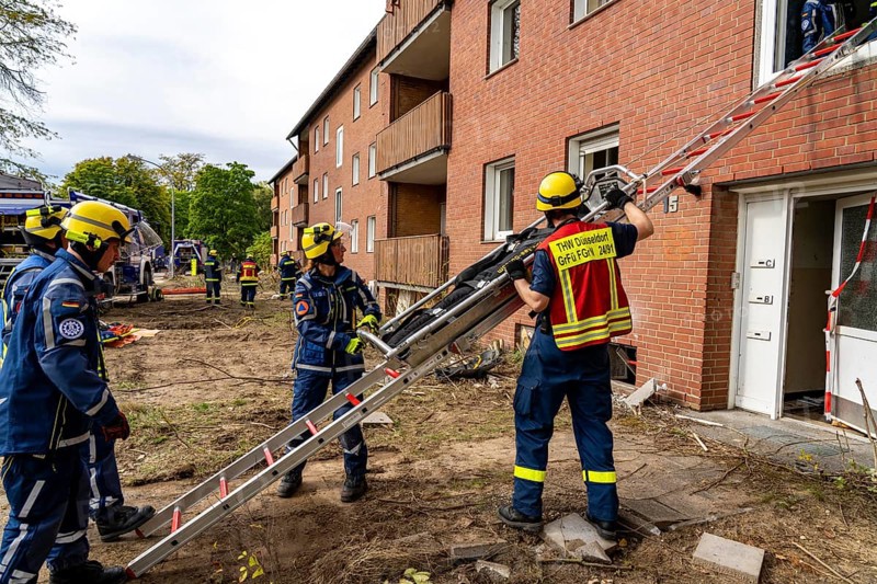 Rescue and recovery of people after a drone attack on residential buildings in a civil defence scenario, in which access is partly possible via wall breakthroughs or upper floors, here with a ladder slide, FÜLEX25, of the THW, Technisches Hilfswerk, Landesverband North Rhine-Westphalia, on 4 weekends over 3500 volunteers from the 127 North Rhine-Westphalia local associations practice many different deployment scenarios from the field of disaster control and civil defence