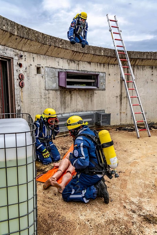 Rescue and recovery of people in an area possibly affected by hazardous substances, operation under respiratory protection, at the major exercise FÜLEX25, of the THW, Technisches Hilfswerk, Landesverband North Rhine-Westphalia, on 4 weekends over 3500 volunteers of the 127 North Rhine-Westphalia local organisations, many different operation scenarios, from the field of disaster control and civil defence