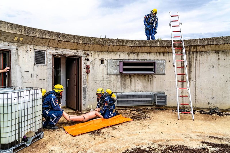 Rescue and recovery of people in an area possibly affected by hazardous substances, operation under respiratory protection, at the major exercise FÜLEX25, of the THW, Technisches Hilfswerk, Landesverband North Rhine-Westphalia, on 4 weekends over 3500 volunteers of the 127 North Rhine-Westphalia local organisations, many different operation scenarios, from the field of disaster control and civil defence