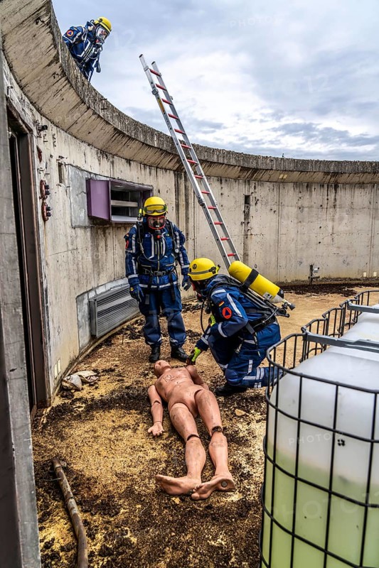 Rescue and recovery of people in an area possibly affected by hazardous substances, operation under respiratory protection, at the major exercise FÜLEX25, of the THW, Technisches Hilfswerk, Landesverband North Rhine-Westphalia, on 4 weekends over 3500 volunteers of the 127 North Rhine-Westphalia local organisations, many different operation scenarios, from the field of disaster control and civil defence
