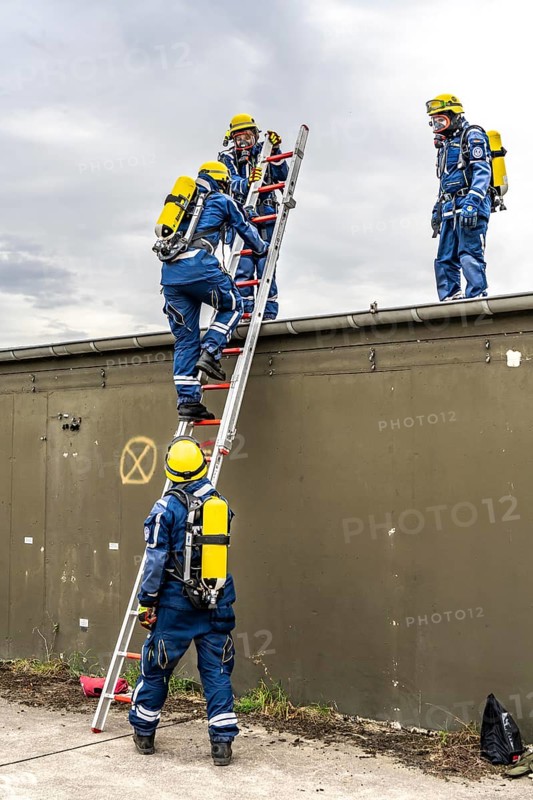 Rescue and recovery of people in an area possibly affected by hazardous substances, operation under respiratory protection, at the major exercise FÜLEX25, of the THW, Technisches Hilfswerk, Landesverband North Rhine-Westphalia, on 4 weekends over 3500 volunteers of the 127 North Rhine-Westphalia local organisations, many different operation scenarios, from the field of disaster control and civil defence
