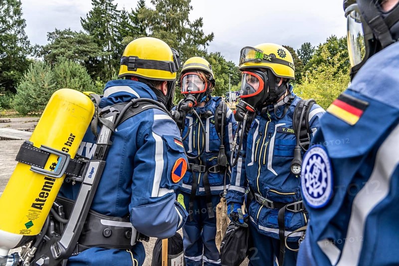 Rescue and recovery of people in an area possibly affected by hazardous substances, operation under respiratory protection, at the major exercise FÜLEX25, of the THW, Technisches Hilfswerk, Landesverband North Rhine-Westphalia, on 4 weekends over 3500 volunteers of the 127 North Rhine-Westphalia local organisations, many different operation scenarios, from the field of disaster control and civil defence