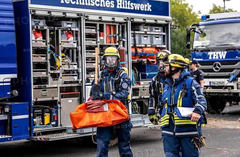 Rescue and recovery of people in an area possibly affected by hazardous substances, operation under respiratory protection, at the major exercise FÜLEX25, of the THW, Technisches Hilfswerk, Landesverband North Rhine-Westphalia, on 4 weekends over 3500 volunteers of the 127 North Rhine-Westphalia local organisations, many different operation scenarios, from the field of disaster control and civil defence