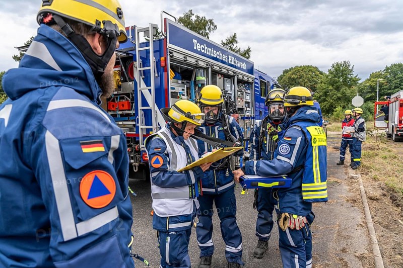 Rescue and recovery of people in an area that may be affected by hazardous substances, use of respiratory protection, respiratory protection monitoring, at the large-scale exercise FÜLEX25, of the THW, Technisches Hilfswerk, Landesverband North Rhine-Westphalia, on 4 weekends over 3500 volunteers from the 127 North Rhine-Westphalia local organisations, many different deployment scenarios, from the field of disaster control and civil defence