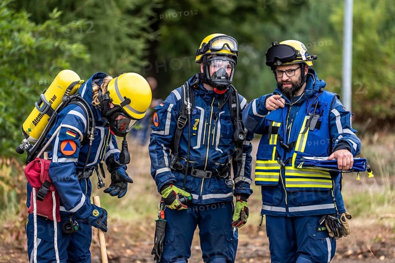 Rescue and recovery of people in an area possibly affected by hazardous substances, operation under respiratory protection, at the major exercise FÜLEX25, of the THW, Technisches Hilfswerk, Landesverband North Rhine-Westphalia, on 4 weekends over 3500 volunteers of the 127 North Rhine-Westphalia local organisations, many different operation scenarios, from the field of disaster control and civil defence