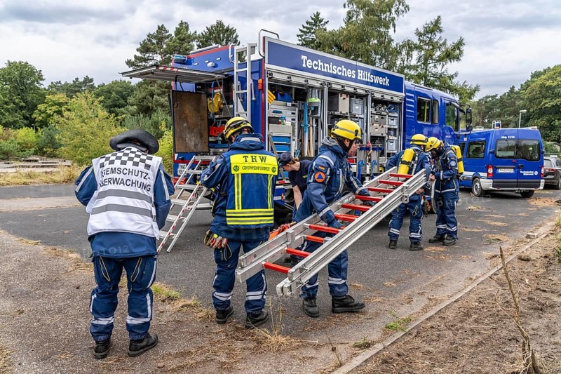 Rescue and recovery of people in an area that may be affected by hazardous substances, use of respiratory protection, respiratory protection monitoring, at the large-scale exercise FÜLEX25, of the THW, Technisches Hilfswerk, Landesverband North Rhine-Westphalia, on 4 weekends over 3500 volunteers from the 127 North Rhine-Westphalia local organisations, many different deployment scenarios, from the field of disaster control and civil defence