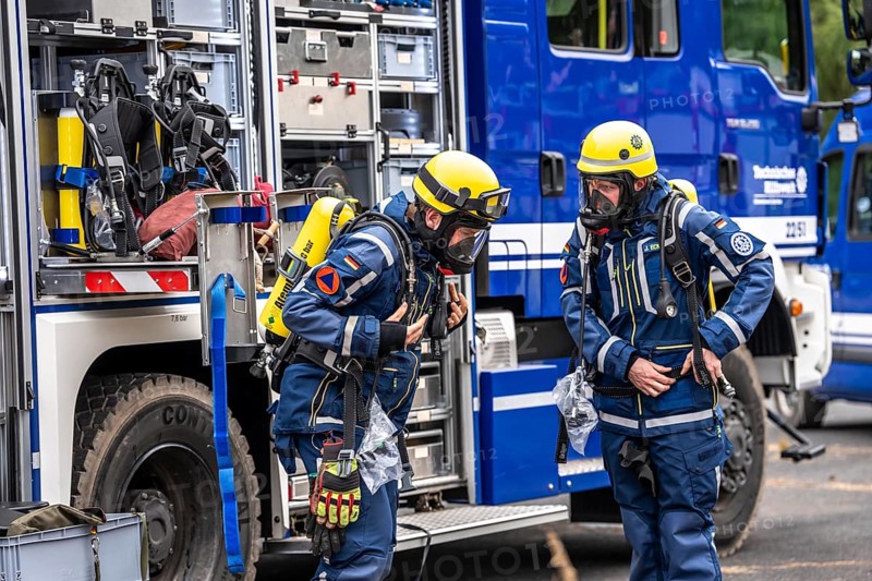 Rescue and recovery of people in an area that may be affected by hazardous substances, equipping in front of an operation under respiratory protection, at the major exercise FÜLEX25, of the THW, Technisches Hilfswerk, Landesverband North Rhine-Westphalia, on 4 weekends over 3500 volunteers of the 127 North Rhine-Westphalia local organisations, many different operation scenarios, from the field of disaster control and civil defence