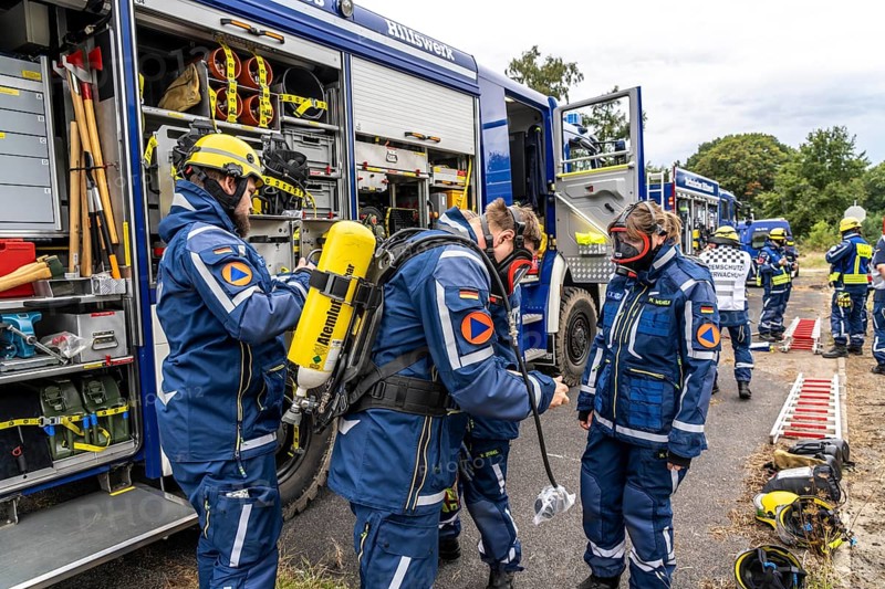 Rescue and recovery of people in an area that may be affected by hazardous substances, equipping in front of an operation under respiratory protection, at the major exercise FÜLEX25, of the THW, Technisches Hilfswerk, Landesverband North Rhine-Westphalia, on 4 weekends over 3500 volunteers of the 127 North Rhine-Westphalia local organisations, many different operation scenarios, from the field of disaster control and civil defence