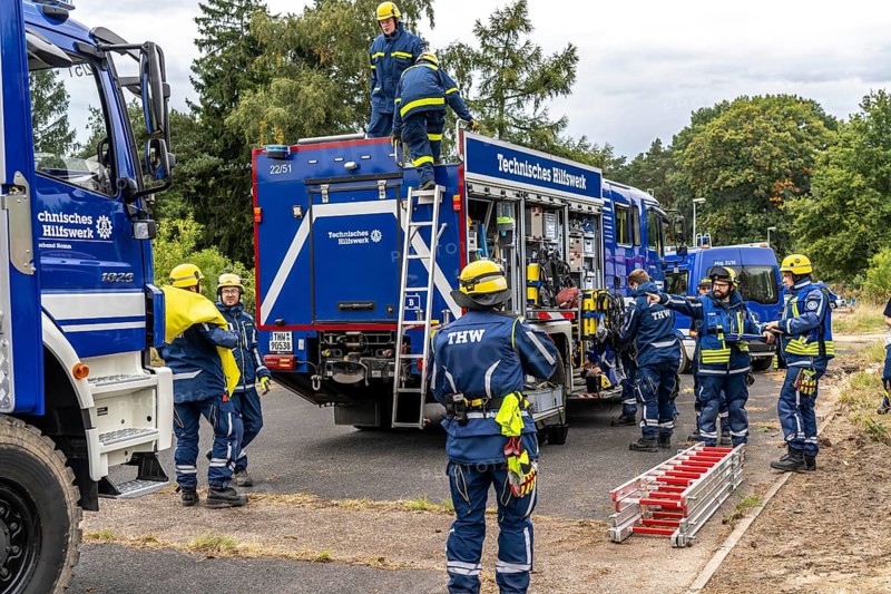 Rescue and recovery of people in an area that may be affected by hazardous substances, equipping in front of an operation under respiratory protection, at the major exercise FÜLEX25, of the THW, Technisches Hilfswerk, Landesverband North Rhine-Westphalia, on 4 weekends over 3500 volunteers of the 127 North Rhine-Westphalia local organisations, many different operation scenarios, from the field of disaster control and civil defence
