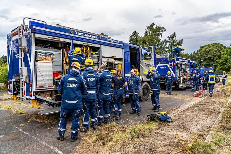 Rescue and recovery of people in an area that may be affected by hazardous substances, equipping in front of an operation under respiratory protection, at the major exercise FÜLEX25, of the THW, Technisches Hilfswerk, Landesverband North Rhine-Westphalia, on 4 weekends over 3500 volunteers of the 127 North Rhine-Westphalia local organisations, many different operation scenarios, from the field of disaster control and civil defence