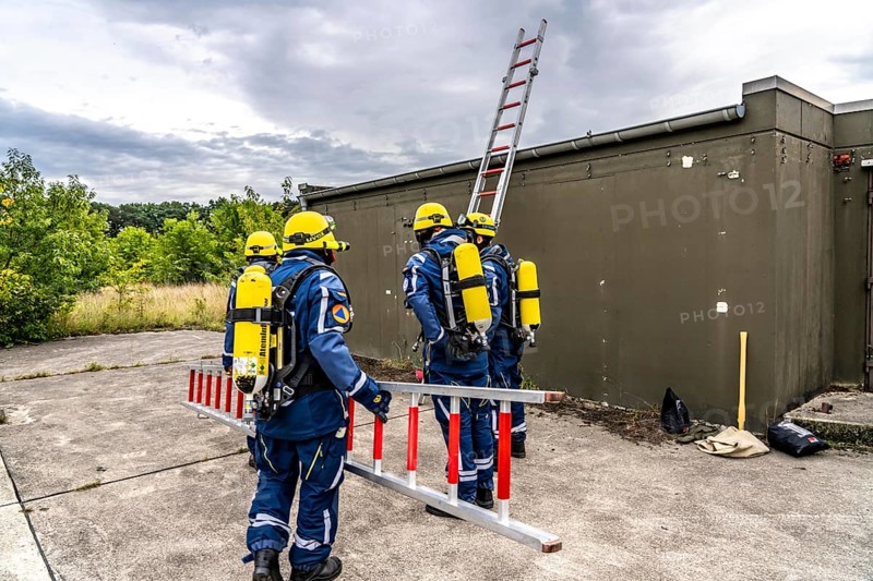 Rescue and recovery of people in an area possibly affected by hazardous substances, operation under respiratory protection, at the major exercise FÜLEX25, of the THW, Technisches Hilfswerk, Landesverband North Rhine-Westphalia, on 4 weekends over 3500 volunteers of the 127 North Rhine-Westphalia local organisations, many different operation scenarios, from the field of disaster control and civil defence