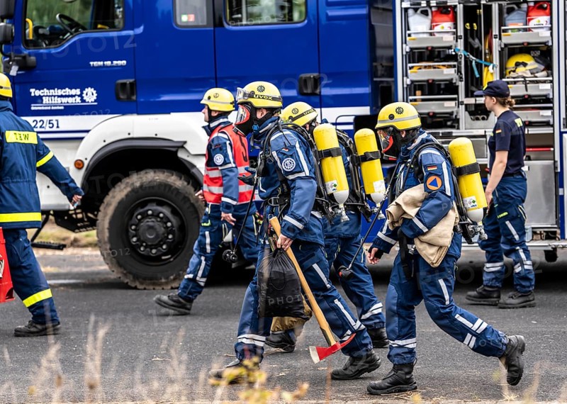 Rescue and recovery of people in an area possibly affected by hazardous substances, operation under respiratory protection, at the major exercise FÜLEX25, of the THW, Technisches Hilfswerk, Landesverband North Rhine-Westphalia, on 4 weekends over 3500 volunteers of the 127 North Rhine-Westphalia local organisations, many different operation scenarios, from the field of disaster control and civil defence
