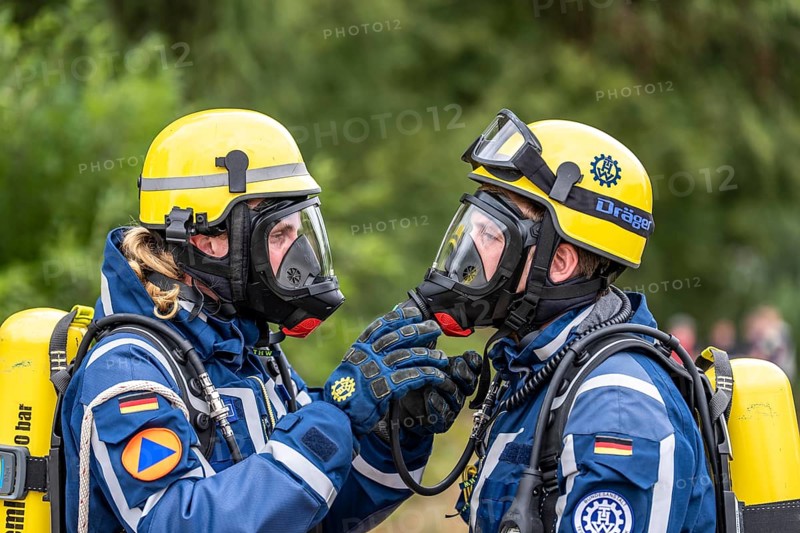 Rescue and recovery of people in an area possibly affected by hazardous substances, operation under respiratory protection, at the major exercise FÜLEX25, of the THW, Technisches Hilfswerk, Landesverband North Rhine-Westphalia, on 4 weekends over 3500 volunteers of the 127 North Rhine-Westphalia local organisations, many different operation scenarios, from the field of disaster control and civil defence