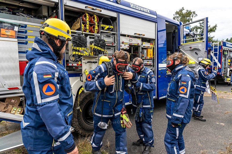 Rescue and recovery of people in an area that may be affected by hazardous substances, equipping in front of an operation under respiratory protection, at the major exercise FÜLEX25, of the THW, Technisches Hilfswerk, Landesverband North Rhine-Westphalia, on 4 weekends over 3500 volunteers of the 127 North Rhine-Westphalia local organisations, many different operation scenarios, from the field of disaster control and civil defence