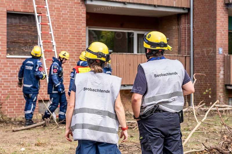 Rescue and recovery of people after a drone attack on residential buildings in a civil defence scenario, in which access is partly possible via wall breakthroughs or upper floors, exercise observers, referees, FÜLEX25, of the THW, Technisches Hilfswerk, Landesverband North Rhine-Westphalia, on 4 weekends over 3500 volunteers from the 127 North Rhine-Westphalia local associations, many different deployment scenarios, from the field of disaster control and civil defence