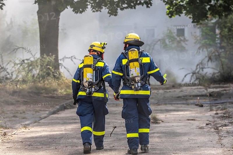 Civil defence exercise scenario, after a drone attack on a residential area, emergency services clear the area, partly under respiratory protection, at the large-scale exercise FÜLEX25, of the THW, Technisches Hilfswerk, Landesverband North Rhine-Westphalia, on 4 weekends over 3500 volunteers from the 127 North Rhine-Westphalia local associations practice many different deployment scenarios, from the field of disaster control and civil defence