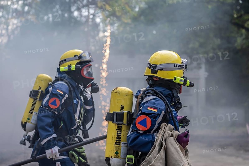 Civil defence exercise scenario, after a drone attack on a residential area, emergency services clear the area, partly under respiratory protection, at the large-scale exercise FÜLEX25, of the THW, Technisches Hilfswerk, Landesverband North Rhine-Westphalia, on 4 weekends over 3500 volunteers from the 127 North Rhine-Westphalia local associations practice many different deployment scenarios, from the field of disaster control and civil defence